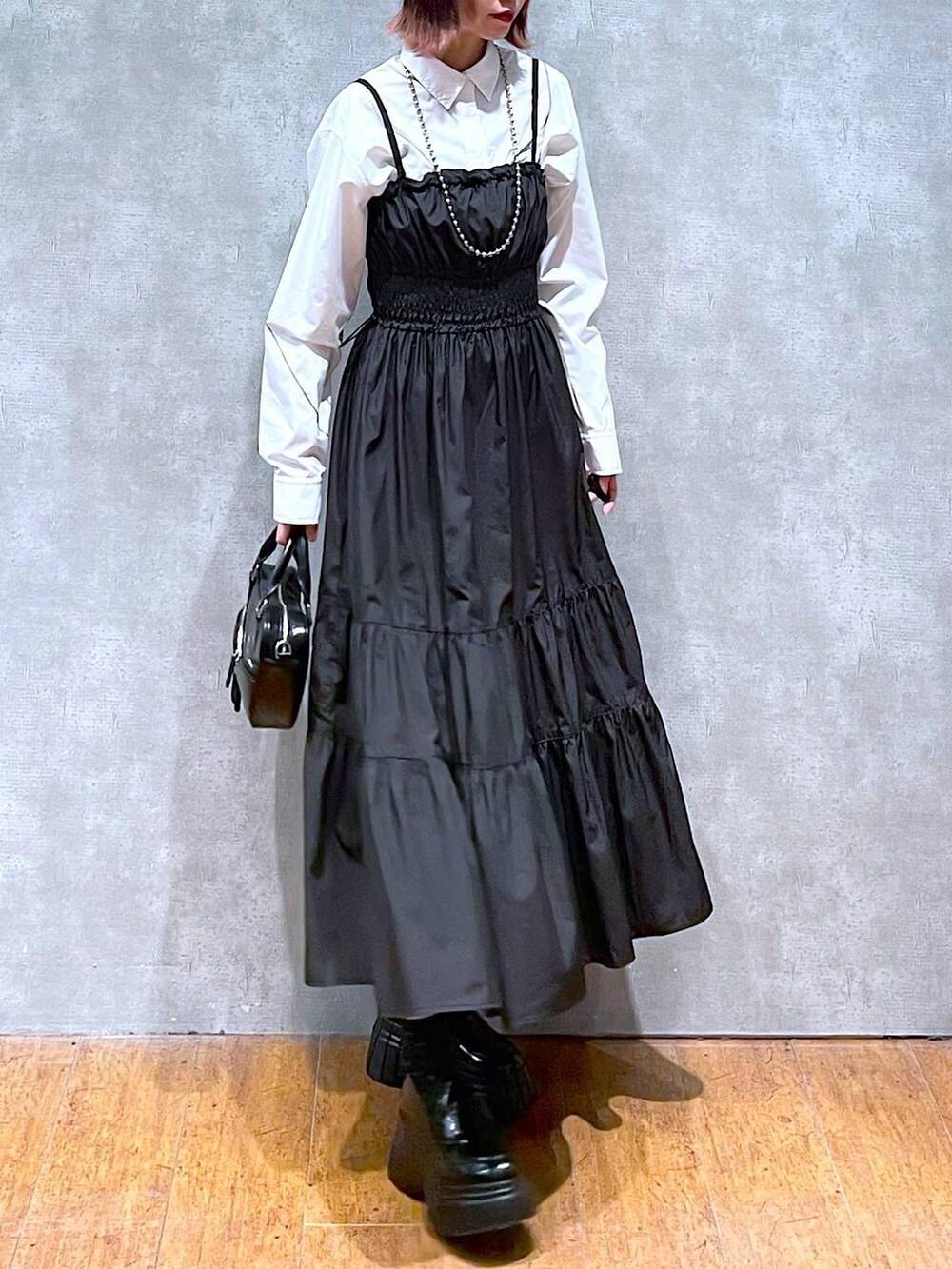 ホワイト系のシャツ/ブラウス、ブラック系のローファー、ブラック系のボストンバッグを着用したレディースの春コーディネートの5枚目の写真