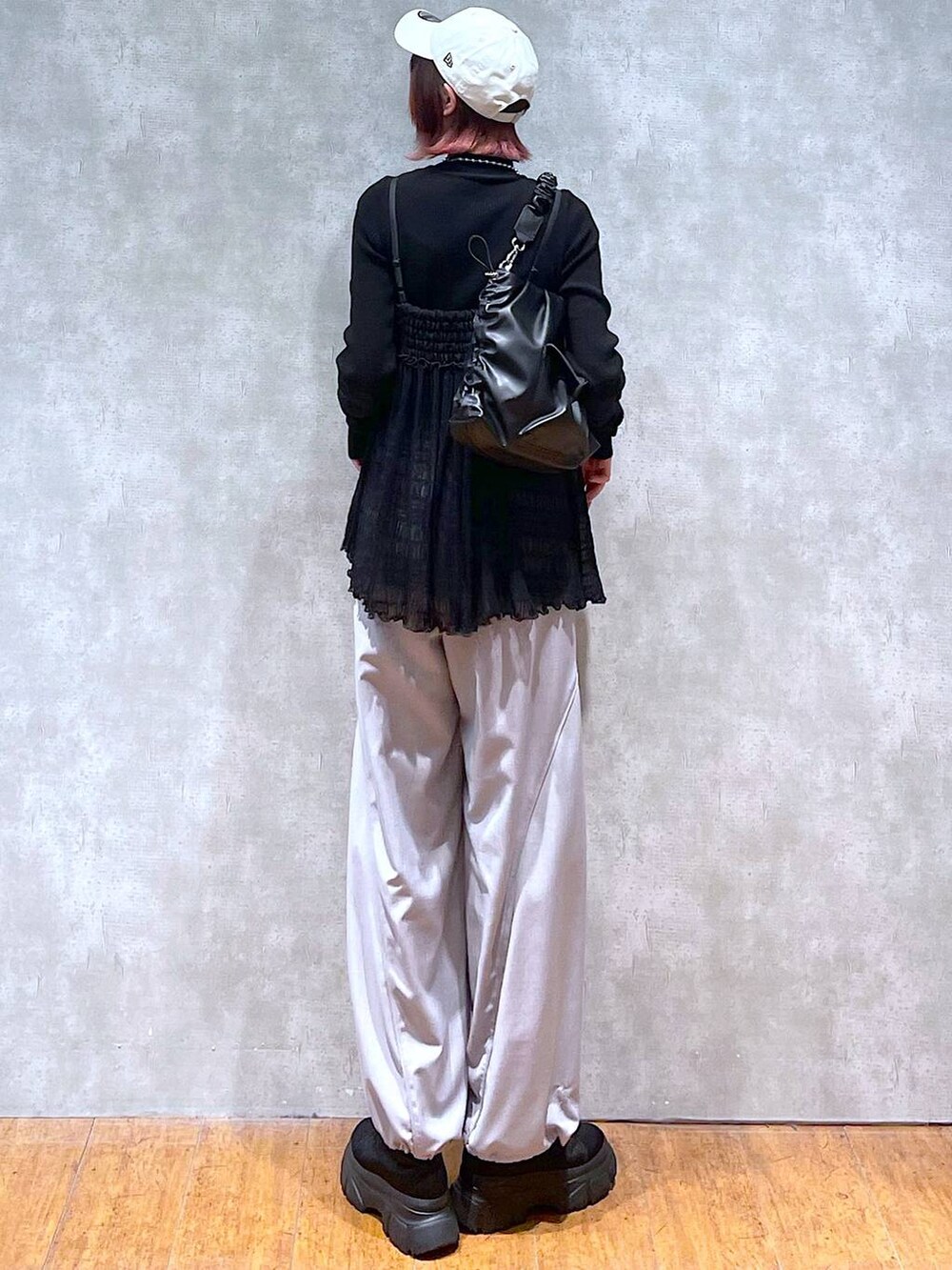 ベージュ系のその他パンツ、ブラック系のニット/セーター、ブラック系のブーツを着用したレディースの冬コーディネートの7枚目の写真