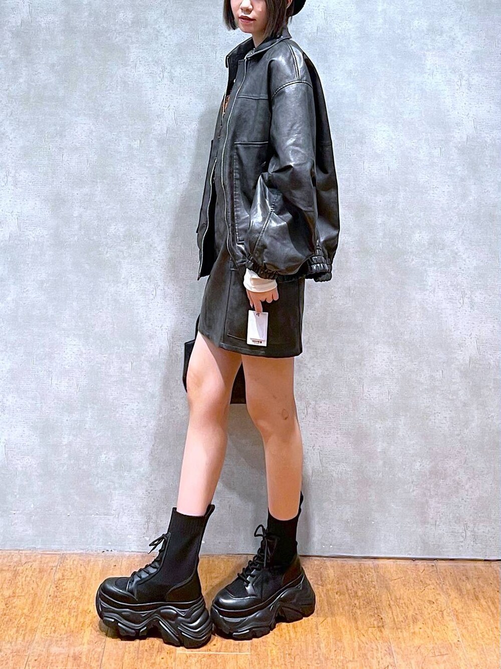 ブラック系のブーツ、ブラック系のブルゾン、ブラウン系のTシャツ/カットソーを着用したレディースの秋コーディネートの3枚目の写真