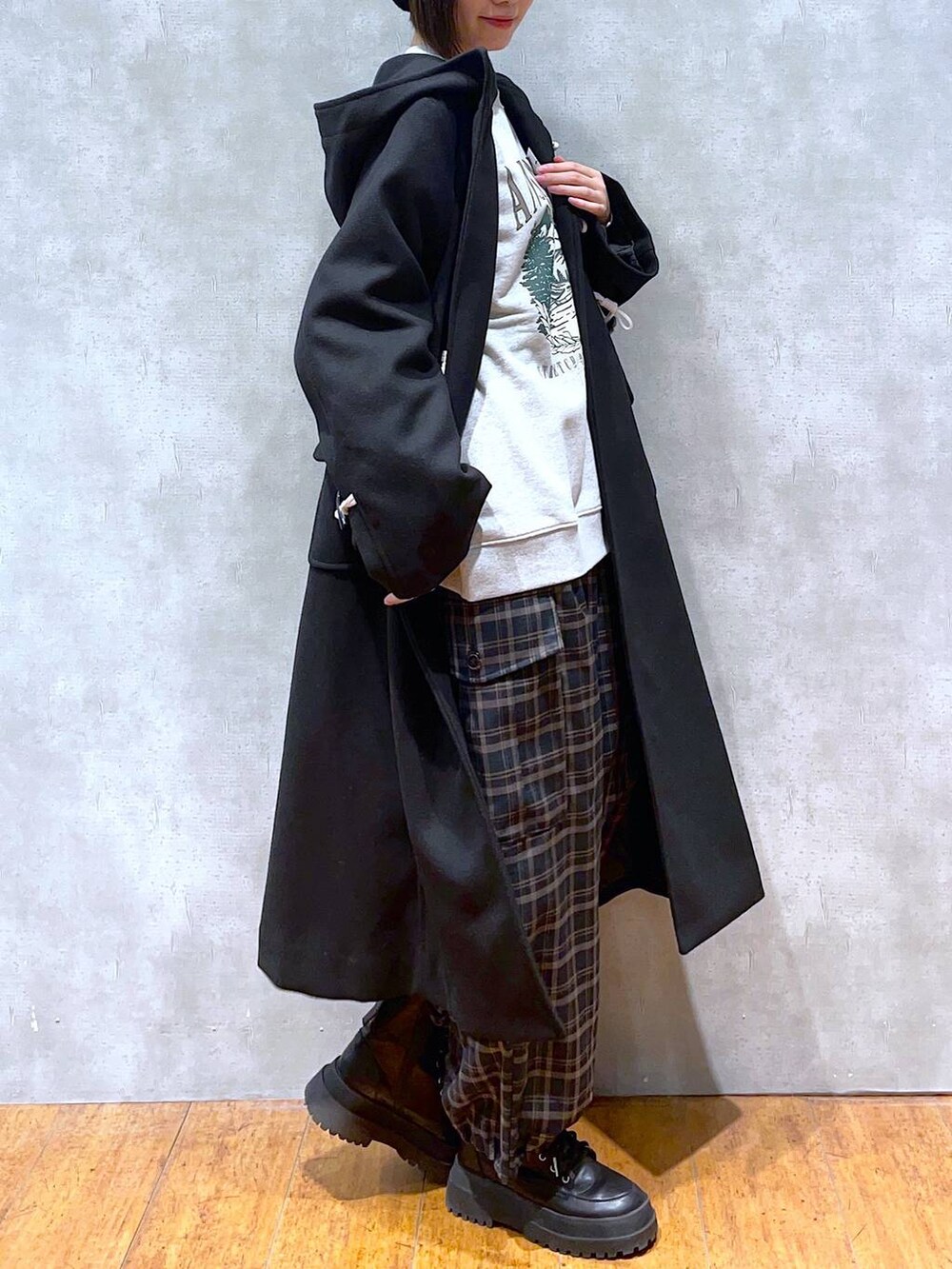 ブラック系のブーツ、ブラック系のダッフルコート、グリーン系のカーゴパンツを着用したレディースの冬コーディネートの2枚目の写真