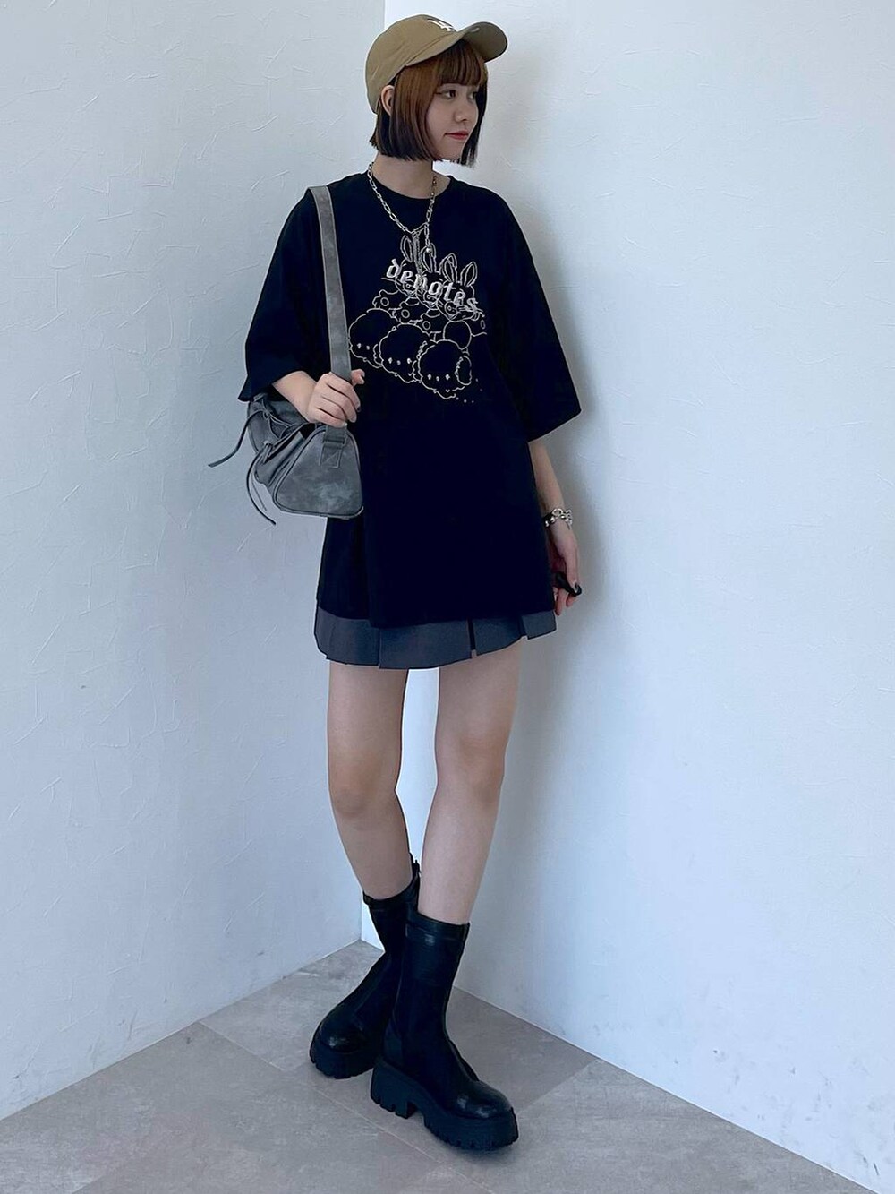 ブラック系のブーツ、グレー系のその他パンツ、グレー系のショルダーバッグを着用したレディースの夏コーディネートの8枚目の写真