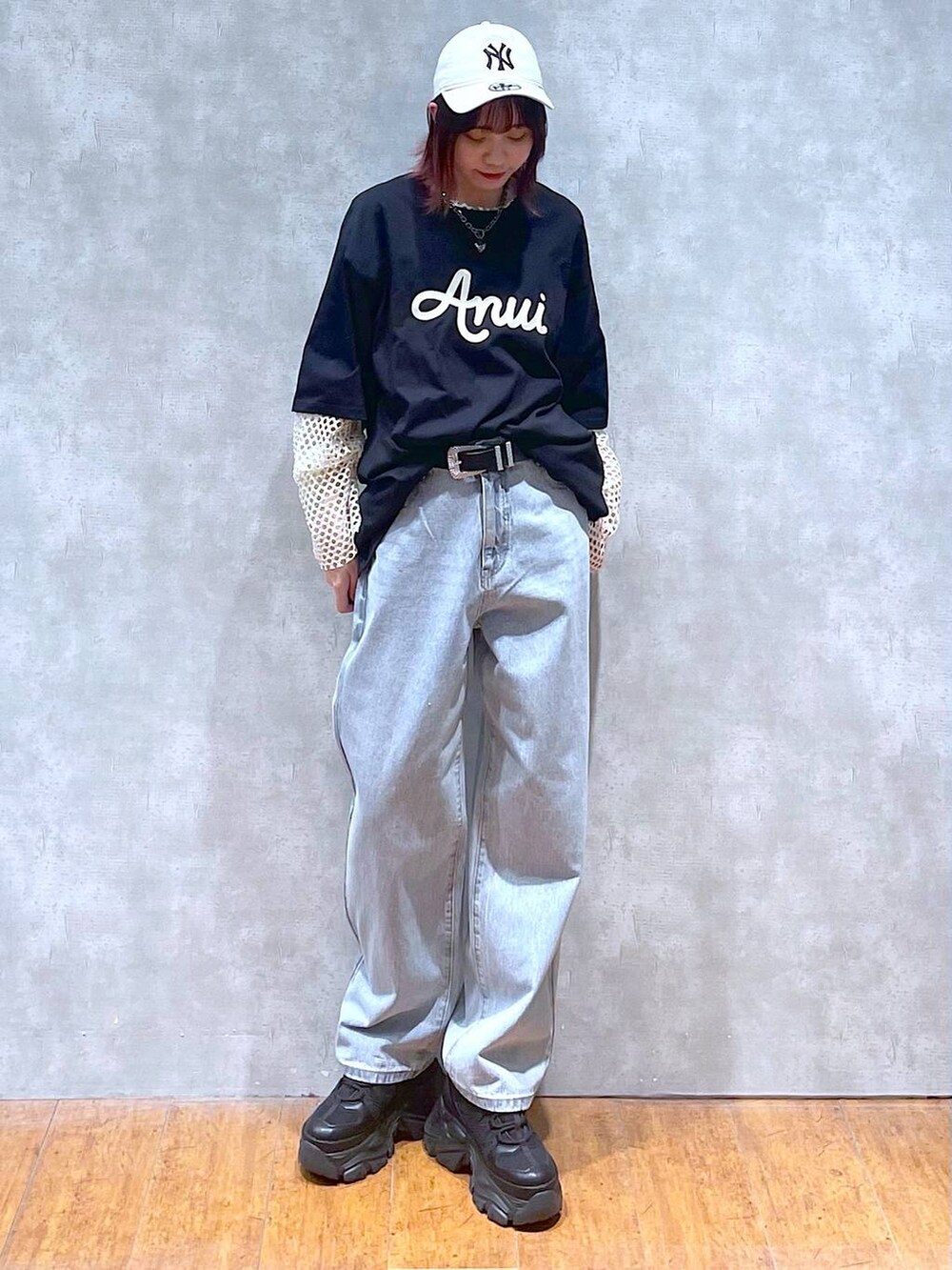 ブラック系のスニーカー、ブラック系のTシャツ/カットソー、ホワイト系のTシャツ/カットソーを着用したレディースの春コーディネートの3枚目の写真