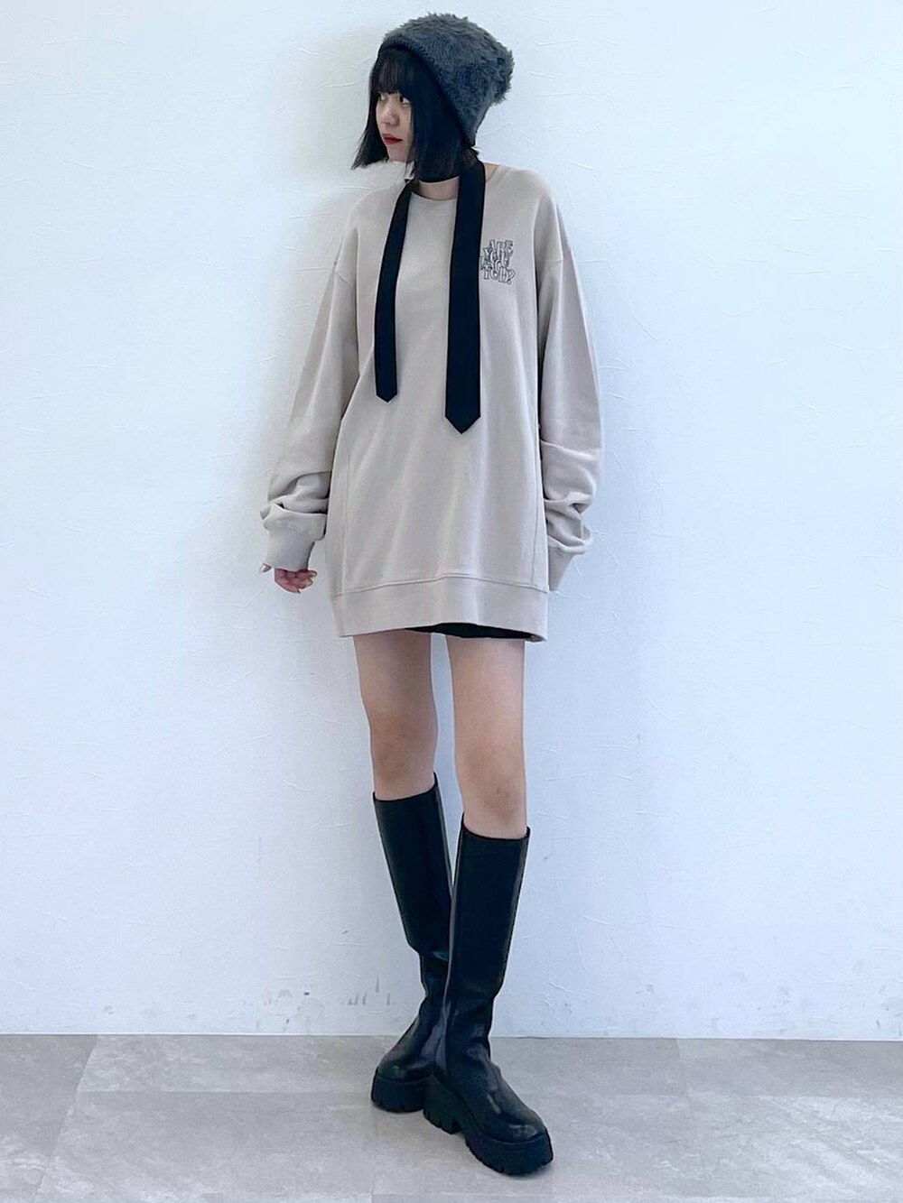 ブラック系のネクタイ、ブラック系のブーツ、ブラック系のその他パンツを着用したレディースの秋コーディネートの5枚目の写真