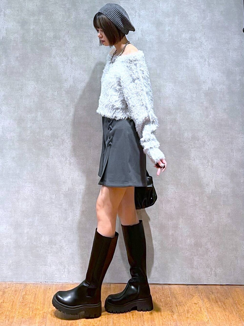 グレー系のその他パンツ、ブラック系のハンドバッグ、ブラック系のブーツを着用したレディースの秋コーディネートの10枚目の写真