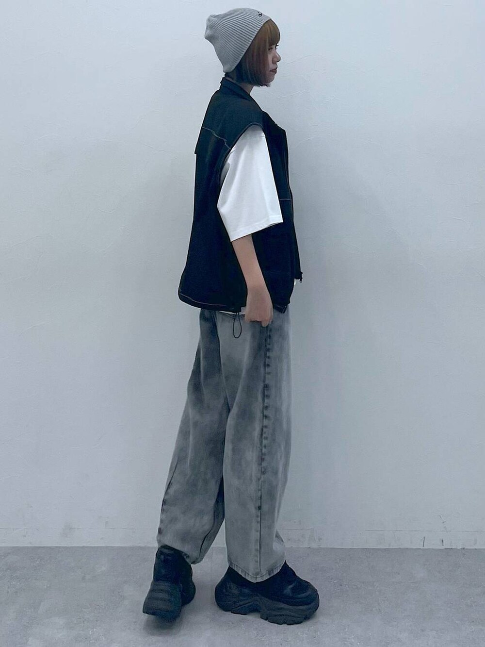 ブラック系のスニーカー、ブラック系のデニムパンツ、ホワイト系のTシャツ/カットソーを着用したレディースの夏コーディネートの6枚目の写真