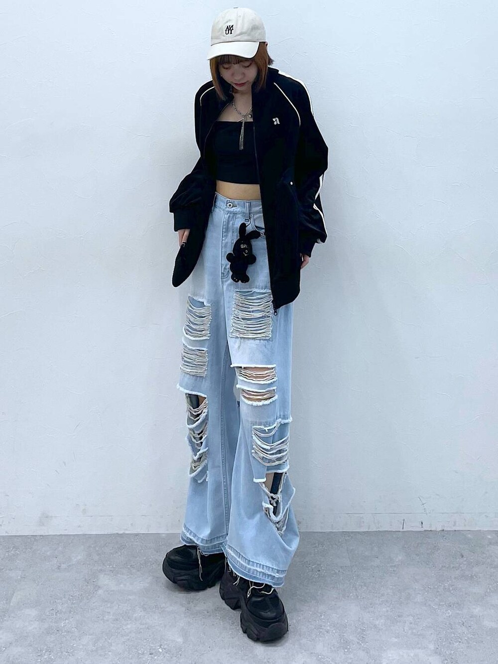 その他のデニムパンツ、ブラック系のキャミソール、ブラック系のスニーカーを着用したレディースの秋コーディネートの3枚目の写真