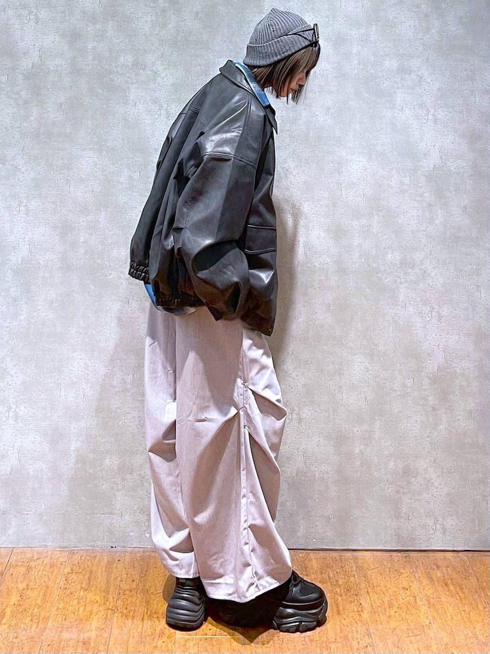 ブラック系のスニーカー、ブラック系のブルゾン、ブルー系のシャツ/ブラウスを着用したレディースの秋コーディネートの3枚目の写真