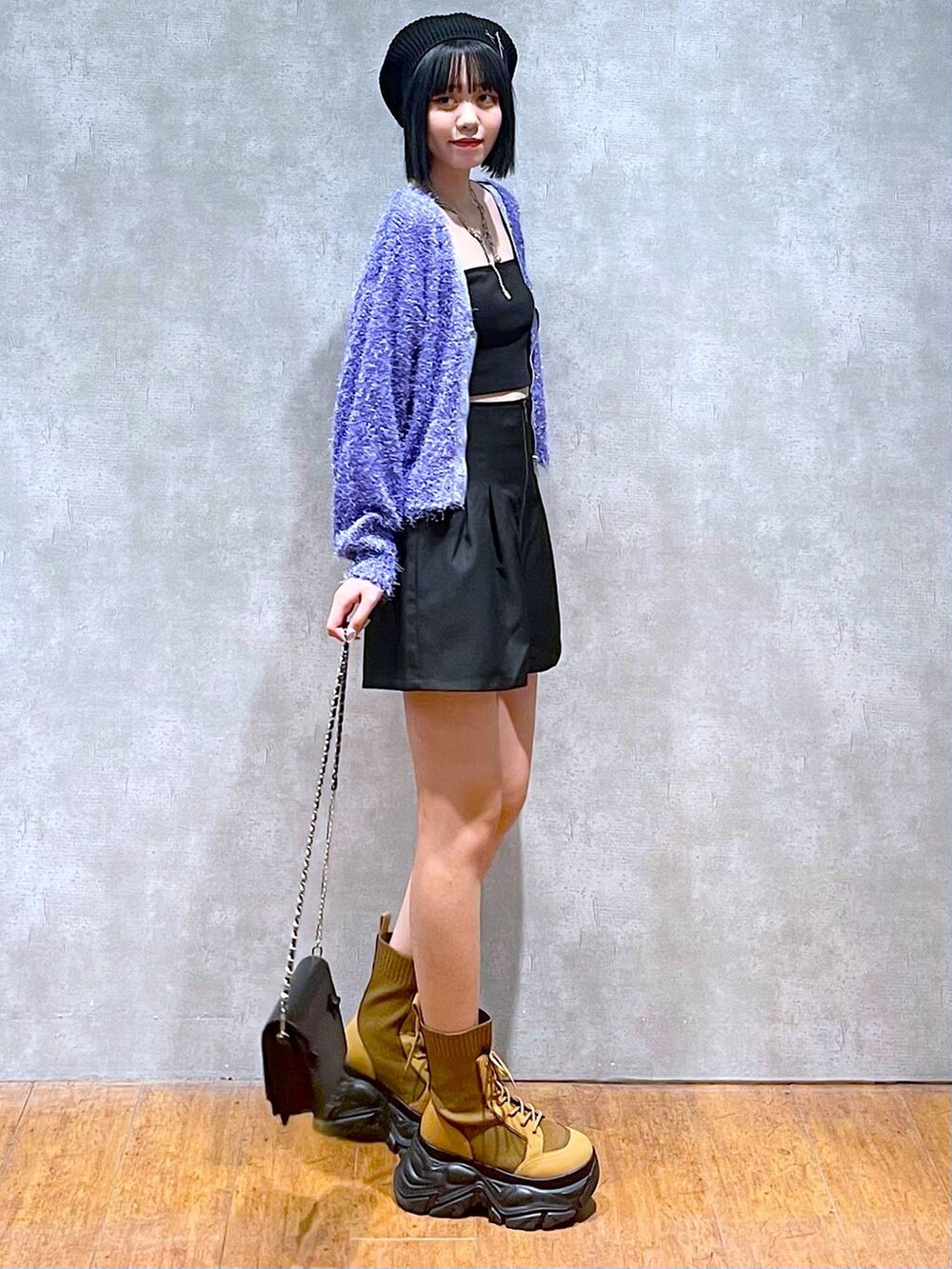 ブラウン系のブーツ、ブラック系のその他パンツ、ブラック系のショルダーバッグを着用したレディースの秋コーディネートの3枚目の写真