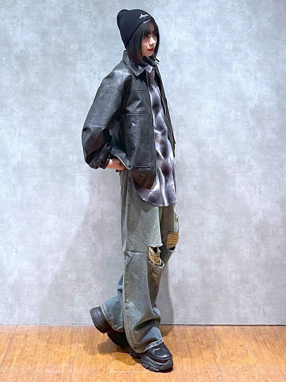 ブラック系のスニーカー、グレー系のシャツ/ブラウス、ブルー系のデニムパンツを着用したレディースの秋コーディネートの6枚目の写真