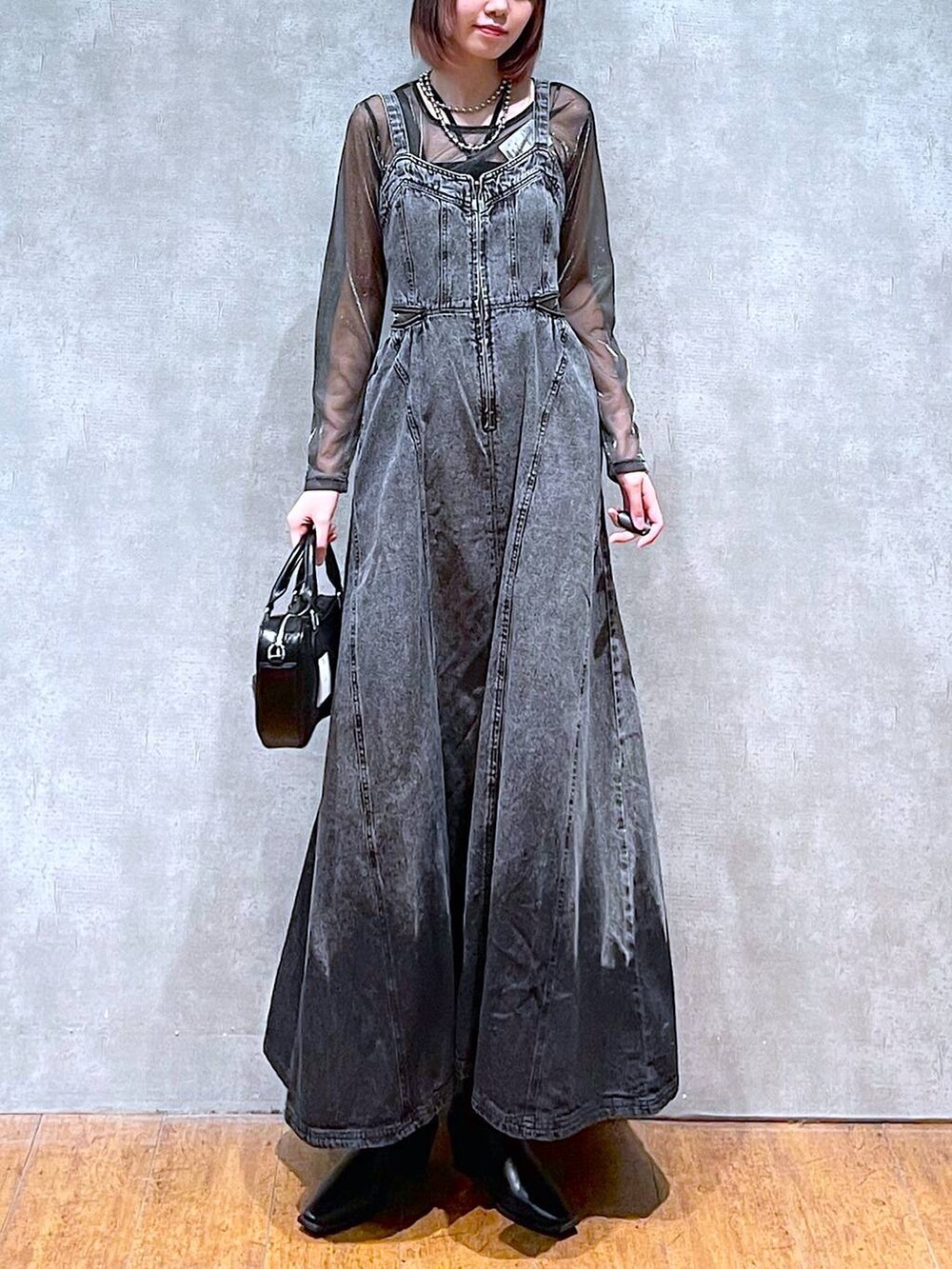 ブラック系のTシャツ/カットソー、ブラック系のワンピース、ブラック系のキャミソールを着用したレディースの春コーディネートの4枚目の写真