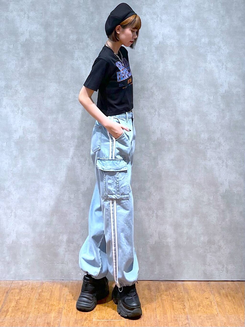 ブラック系のスニーカー、ブルー系のデニムパンツ、ブラック系のTシャツ/カットソーを着用したレディースの夏コーディネートの6枚目の写真