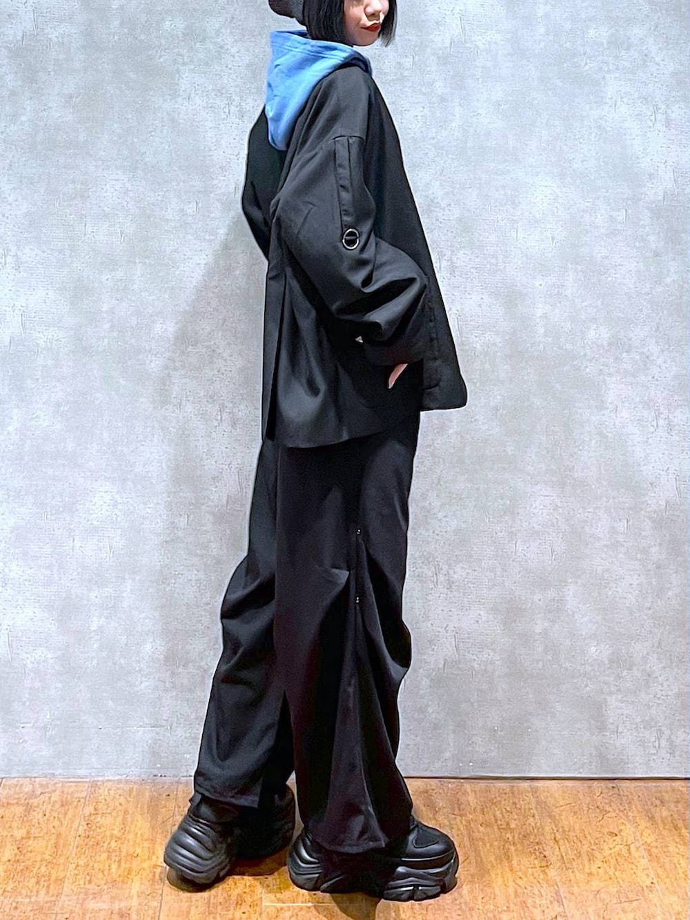 ブラック系のスニーカー、ブラック系のテーラードジャケット、ブラック系のその他パンツを着用したレディースの秋コーディネートの4枚目の写真