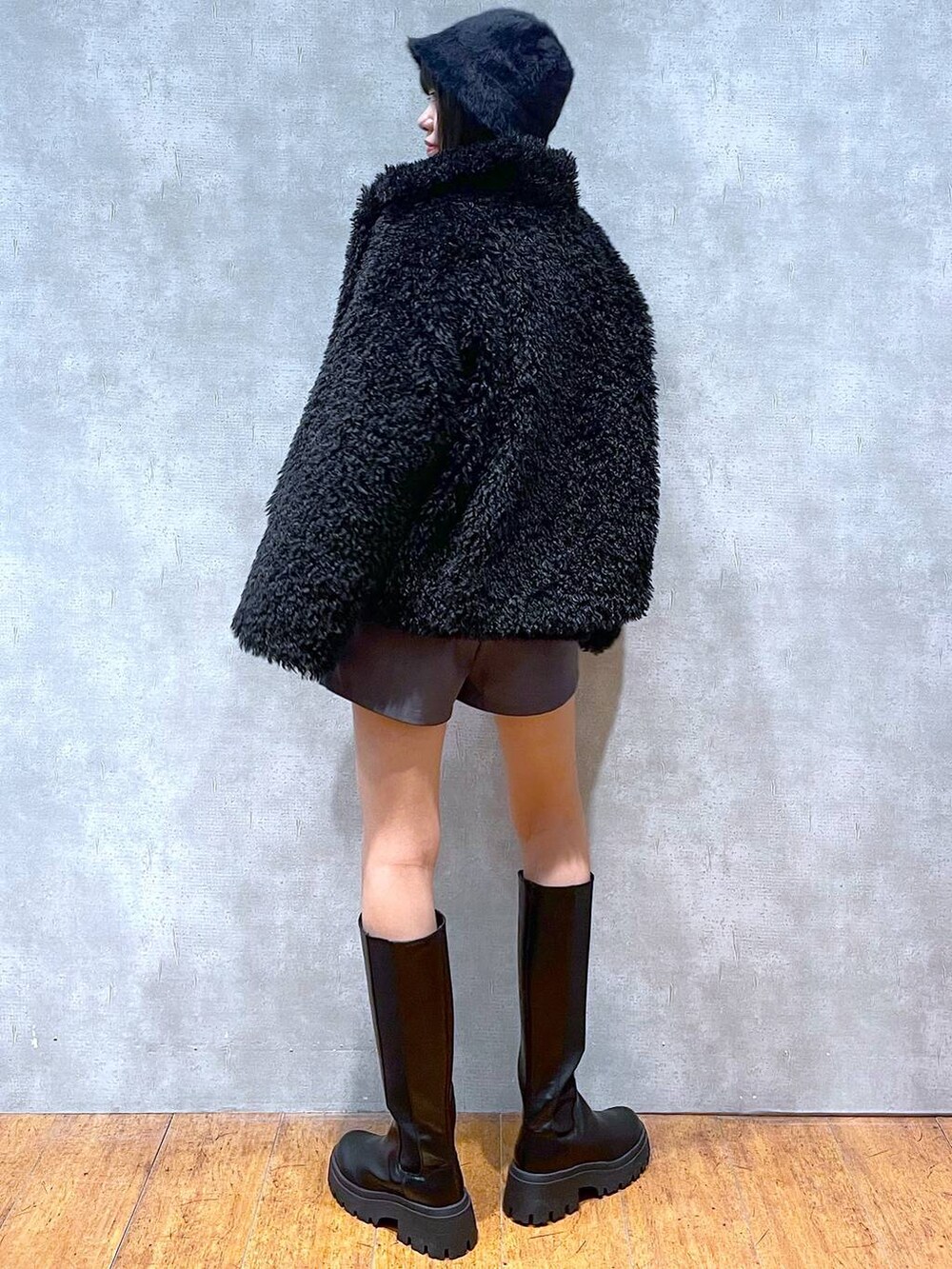 ブラック系のブーツ、グレー系のその他パンツ、ブラック系のニット/セーターを着用したレディースの冬コーディネートの4枚目の写真