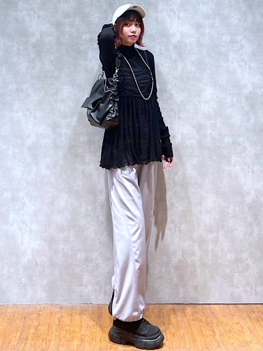 ベージュ系のその他パンツ、ブラック系のニット/セーター、ブラック系のブーツを着用したレディースの冬コーディネートの4枚目の写真