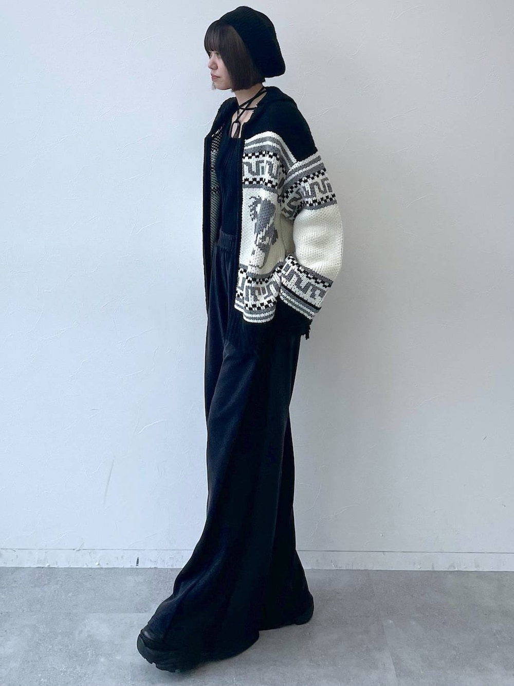 ブラック系のスニーカー、ブラック系のカーディガン/ボレロ、ブラック系のスウェットパンツを着用したレディースの秋コーディネートの8枚目の写真