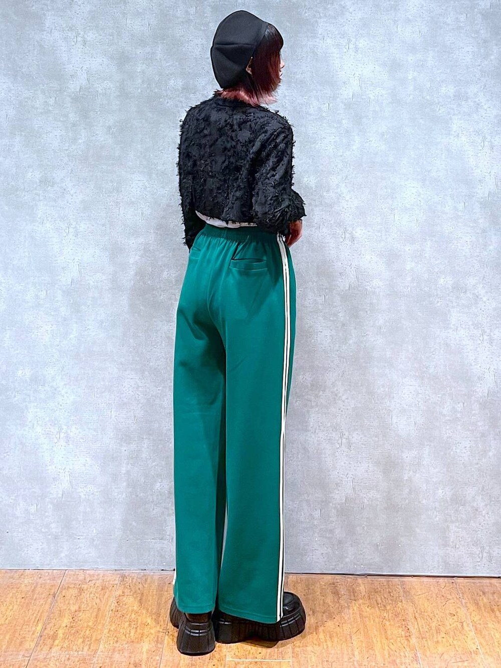 ブラック系のテーラードジャケット、グリーン系のその他パンツ、ブラック系のローファーを着用したレディースの春コーディネートの4枚目の写真