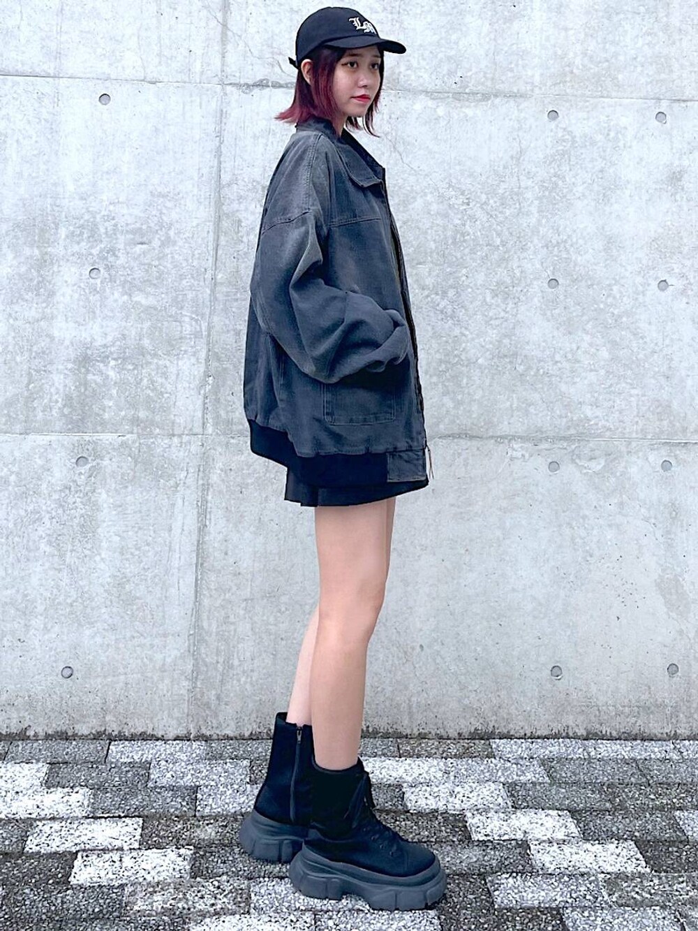 ブラック系のデニムジャケット、グリーン系のニット/セーター、ブラック系のその他パンツを着用したレディースの春コーディネートの4枚目の写真