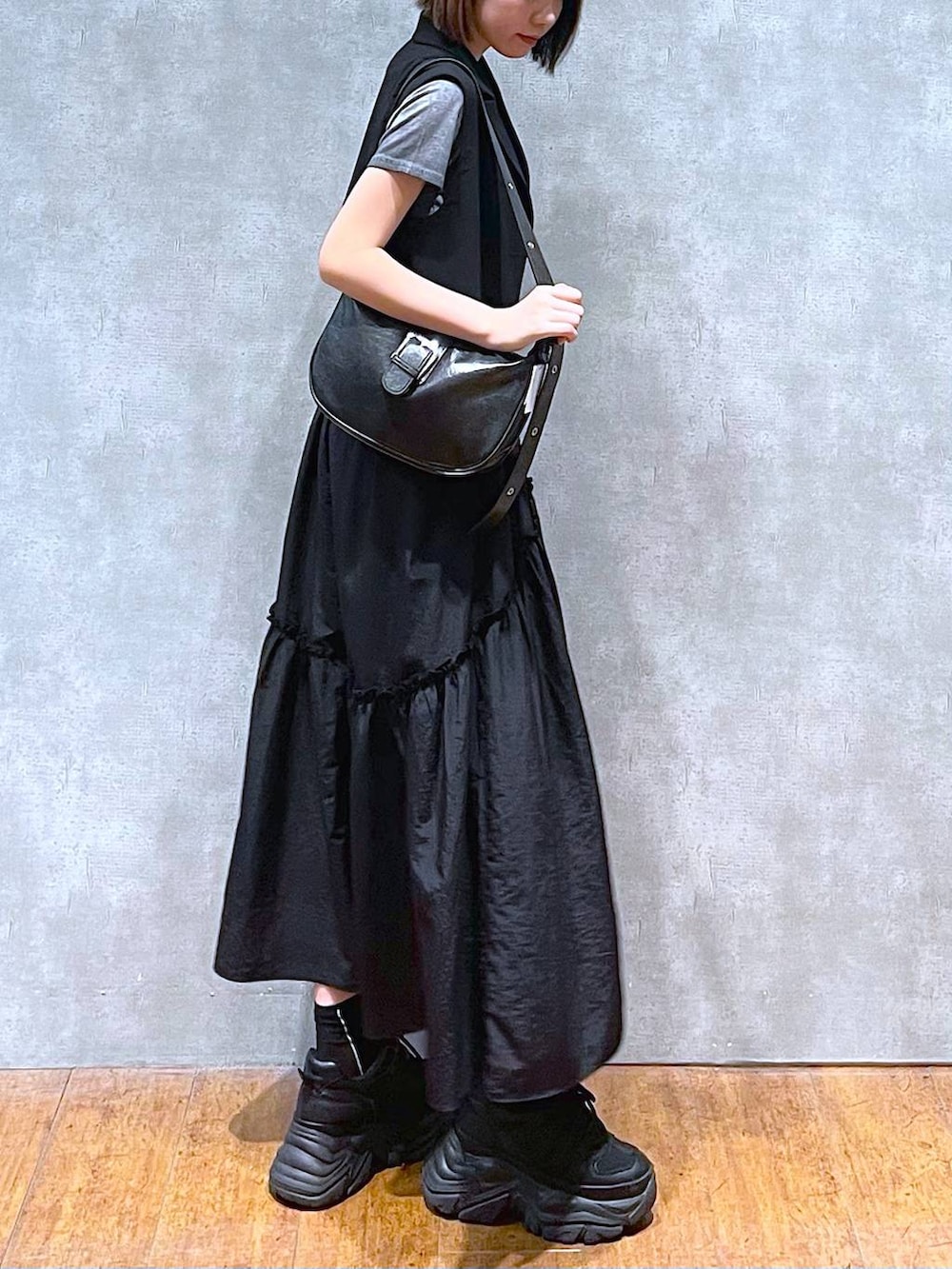 ブラック系のスニーカー、ブラック系のテーラードジャケット、グレー系のTシャツ/カットソーを着用したレディースの夏コーディネートの4枚目の写真