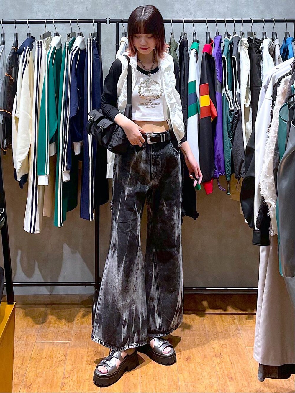 その他のサンダル、ブラック系のショルダーバッグ、ホワイト系のTシャツ/カットソーを着用したレディースの春コーディネートの2枚目の写真