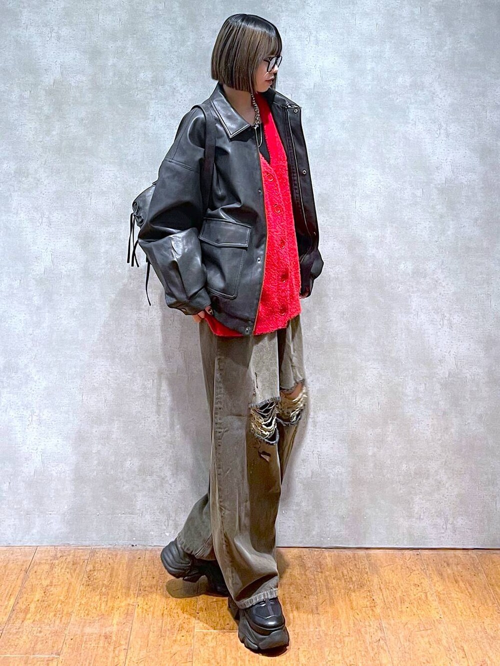 ブラック系のスニーカー、ブラック系のブルゾン、ブラック系のデニムパンツを着用したレディースの秋コーディネートの4枚目の写真