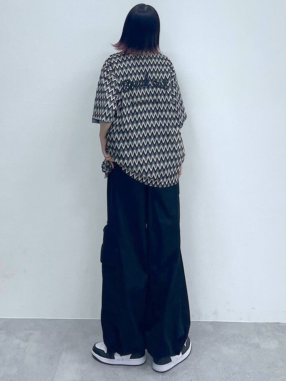 ブラック系のシャツ/ブラウス、グレー系のTシャツ/カットソー、ブラック系のカーゴパンツを着用したレディースの春コーディネートの3枚目の写真