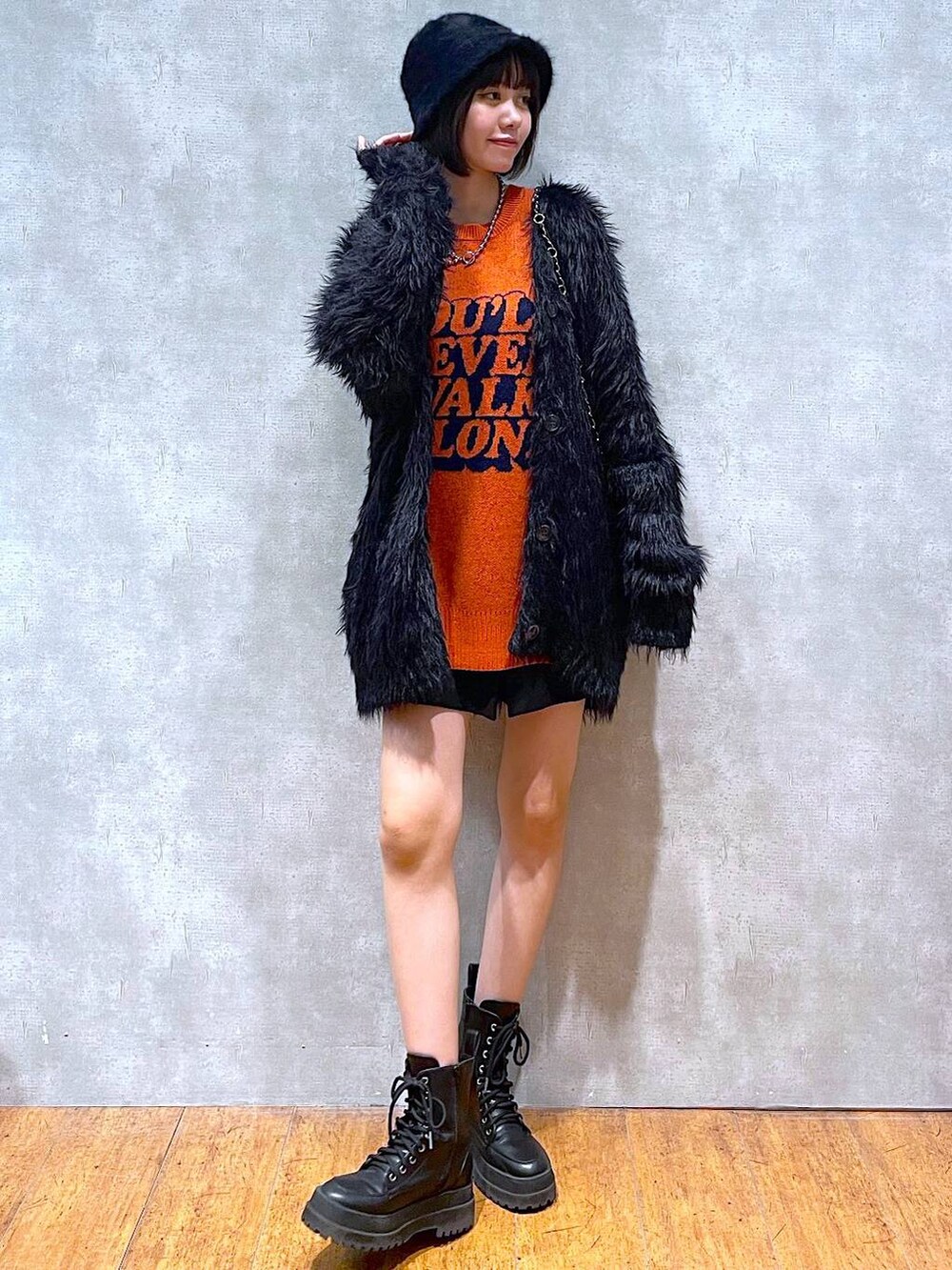 ブラック系のブーツ、ブラック系のカーディガン/ボレロ、ブラック系のその他パンツを着用したレディースの冬コーディネートの3枚目の写真