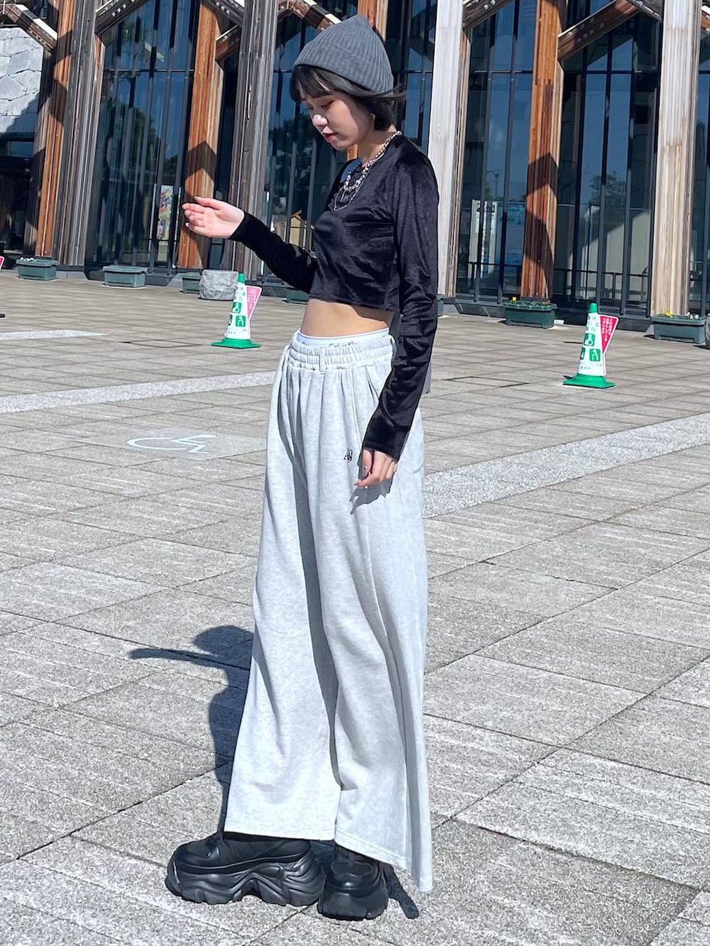 ブラック系のスニーカー、シルバー系のショルダーバッグ、ブラック系のTシャツ/カットソーを着用したレディースの秋コーディネートの6枚目の写真