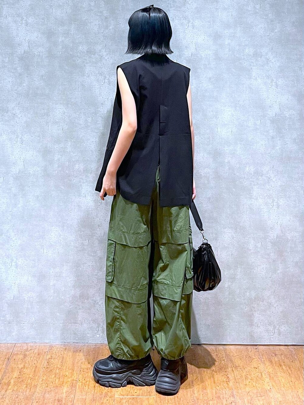 ブラック系のスニーカー、グリーン系のその他パンツ、ブラック系のショルダーバッグを着用したレディースの夏コーディネートの5枚目の写真