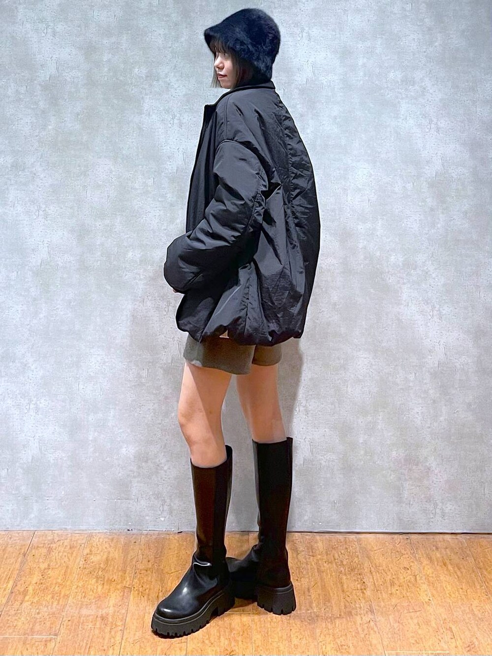 ブラック系のショルダーバッグ、ブラウン系のその他パンツ、ブラック系のブーツを着用したレディースの秋コーディネートの3枚目の写真