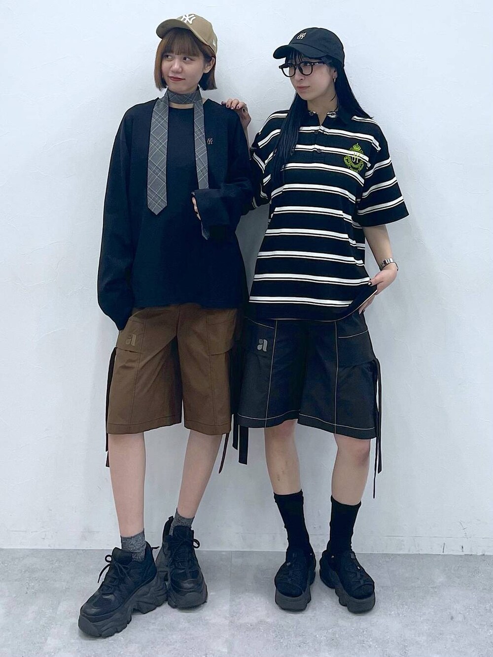 ブラック系のスニーカー、グレー系のネクタイ、ブラウン系のカーゴパンツを着用したレディースの夏コーディネートの4枚目の写真