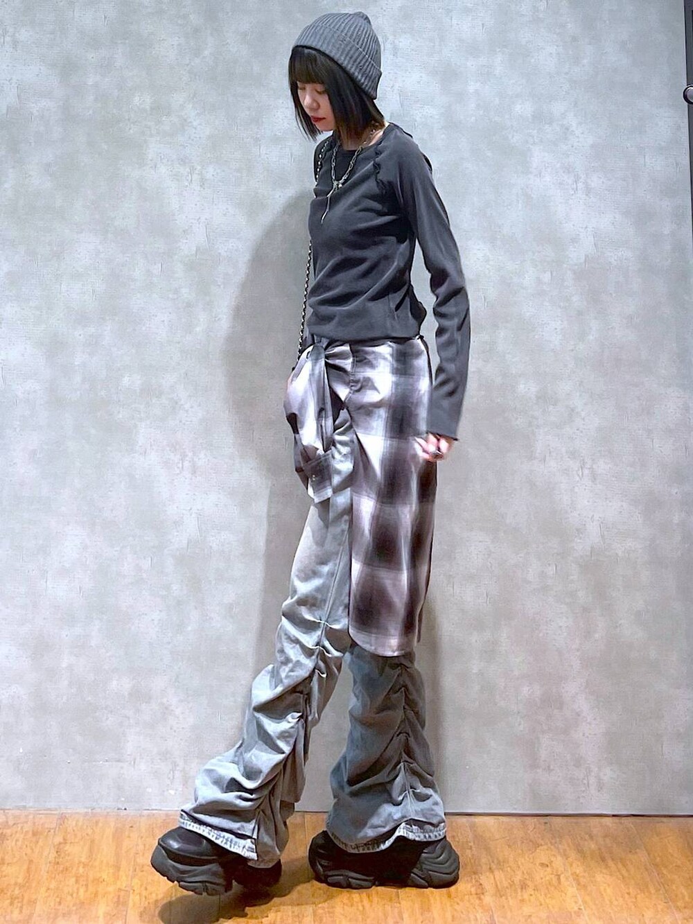 ブラック系のスニーカー、ブルー系のデニムパンツ、グレー系のシャツ/ブラウスを着用したレディースの秋コーディネートの7枚目の写真