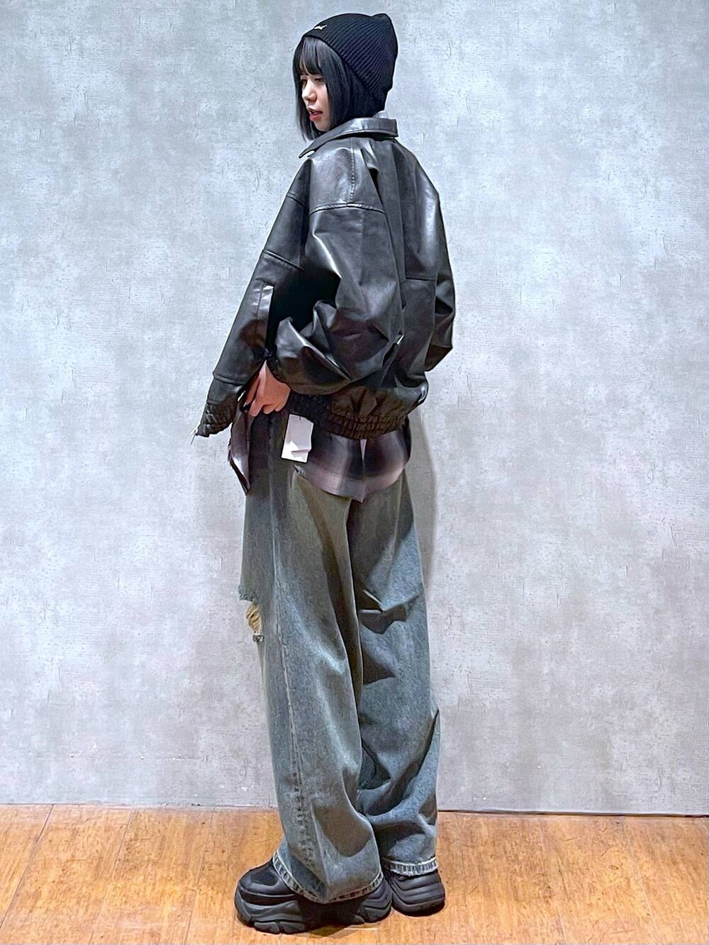 ブラック系のスニーカー、グレー系のシャツ/ブラウス、ブルー系のデニムパンツを着用したレディースの秋コーディネートの5枚目の写真