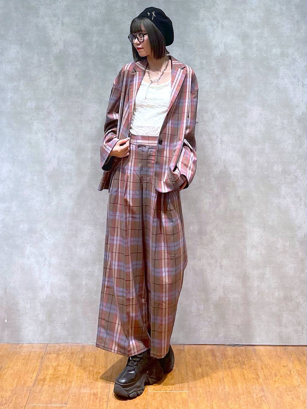 ブラック系のスニーカー、ブラウン系のテーラードジャケット、ブラウン系のスラックスを着用したレディースの秋コーディネートの2枚目の写真