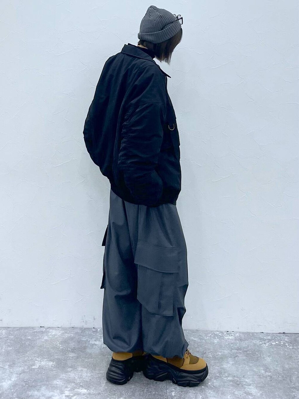 ブラウン系のブーツ、ブラック系のブルゾン、ブラック系のスウェットを着用したレディースの秋コーディネートの6枚目の写真