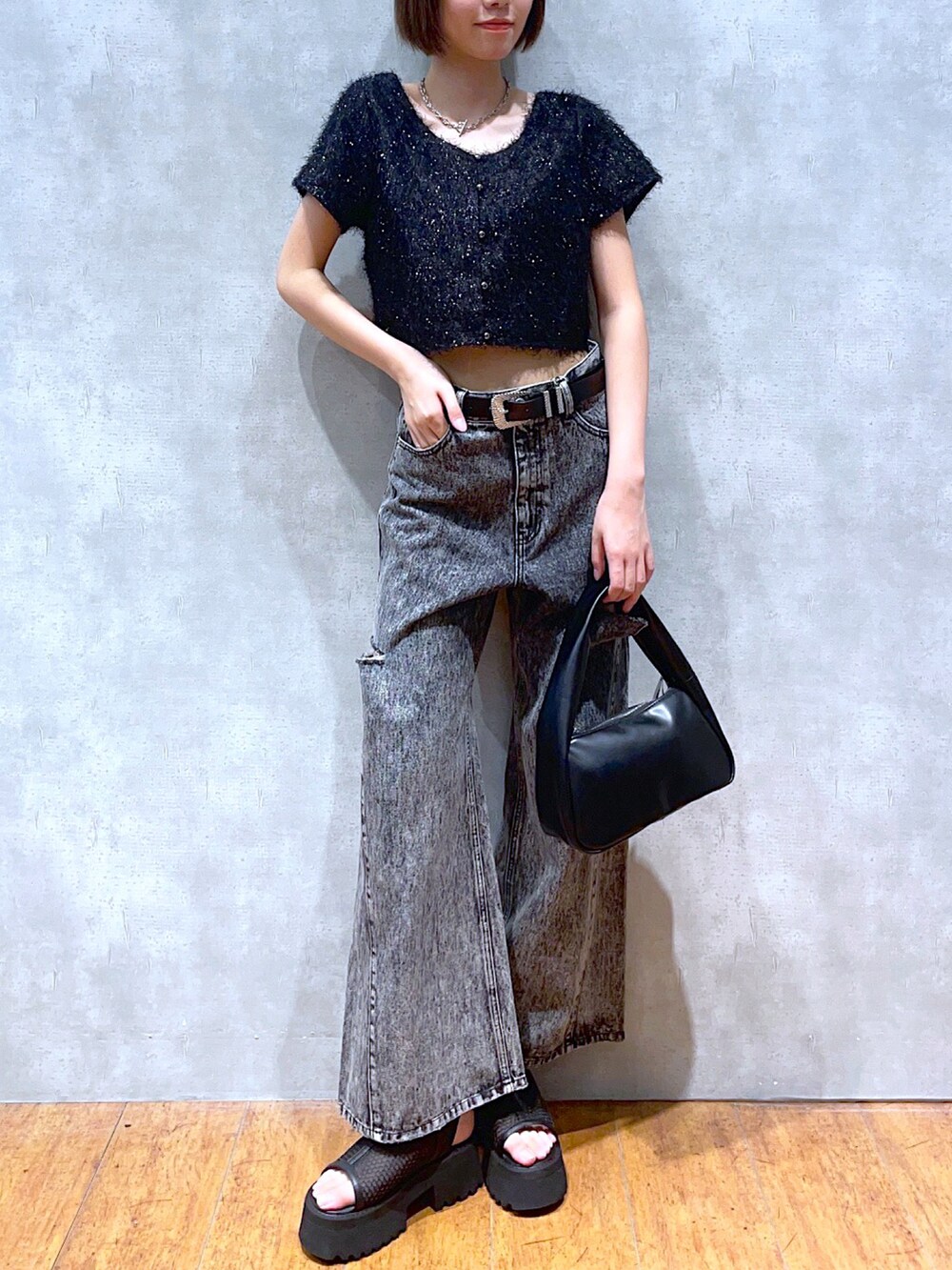 ブラック系のTシャツ/カットソー、ブラック系のデニムパンツ、ブラック系のハンドバッグを着用したレディースの夏コーディネートの2枚目の写真