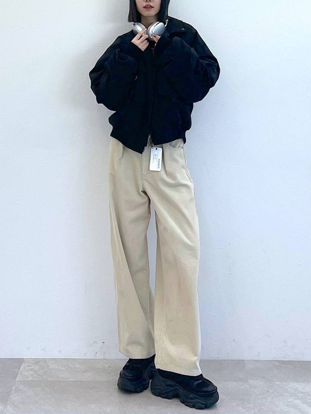 ブラック系のスニーカー、ブラック系のTシャツ/カットソー、ホワイト系のキャミソールを着用したレディースの秋コーディネートの3枚目の写真