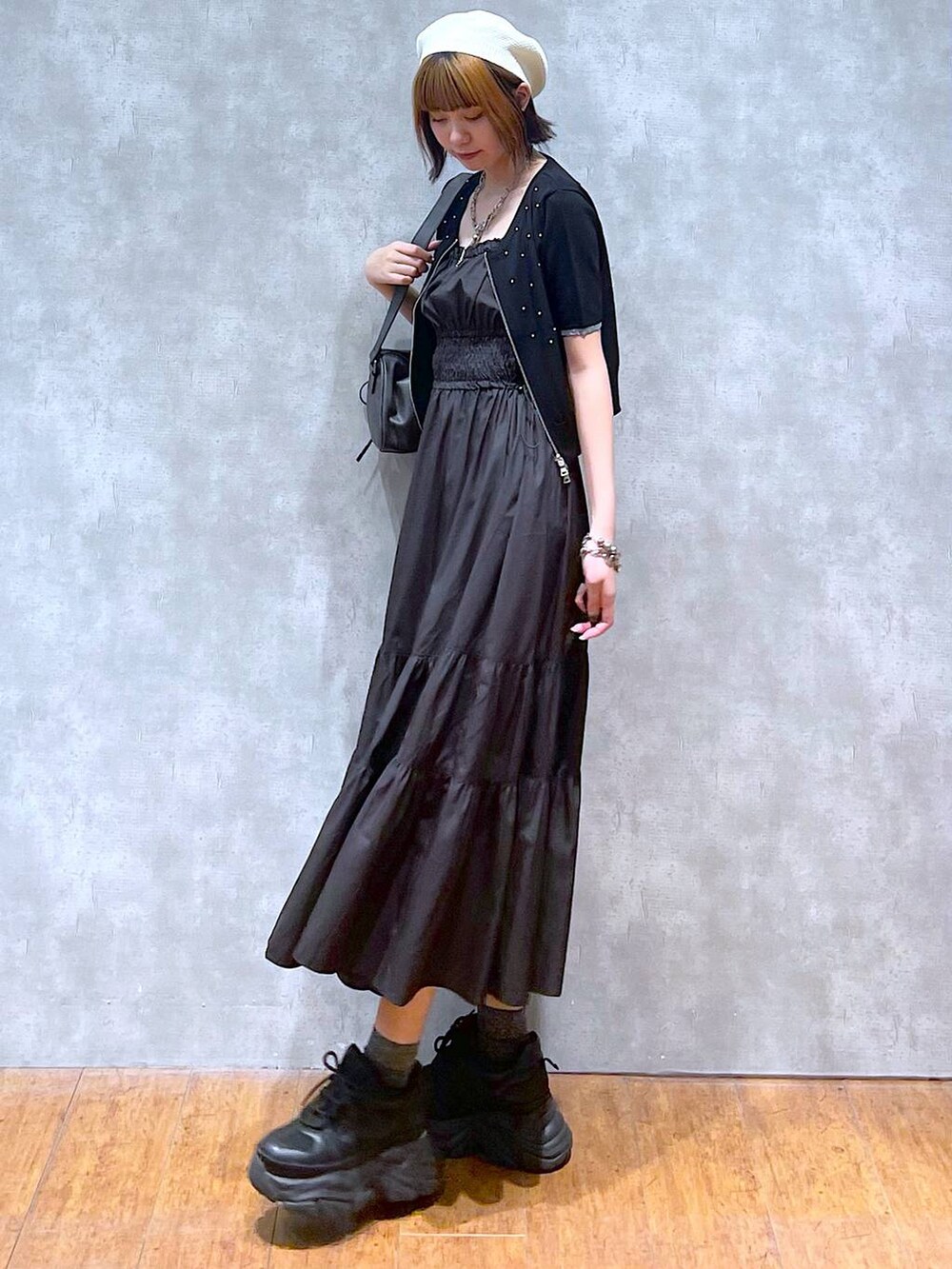 ブラック系のスニーカー、ブラック系のワンピース、ブラック系のショルダーバッグを着用したレディースの夏コーディネートの5枚目の写真