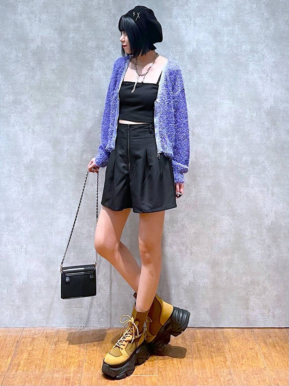 ブラウン系のブーツ、ブラック系のその他パンツ、ブラック系のショルダーバッグを着用したレディースの秋コーディネートの7枚目の写真