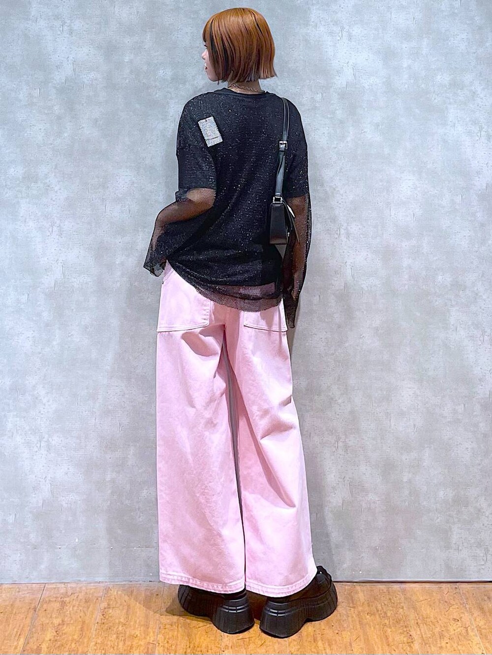 ブラック系のスニーカー、ブラック系のTシャツ/カットソー、ブラック系のTシャツ/カットソーを着用したレディースの夏コーディネートの6枚目の写真