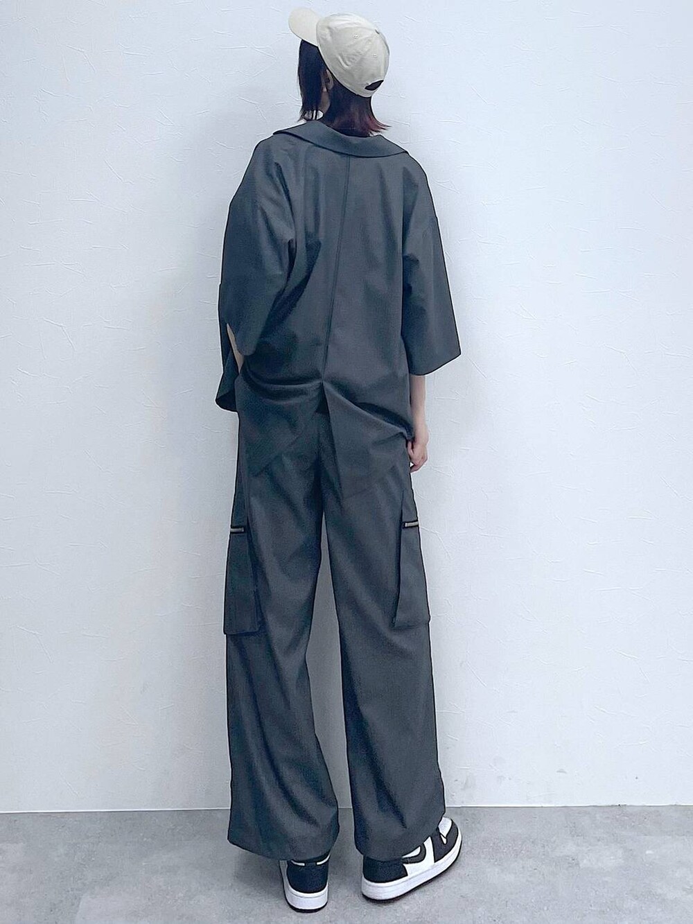 グレー系のスラックス、グレー系のテーラードジャケット、ブラック系のTシャツ/カットソーを着用したレディースの春コーディネートの6枚目の写真