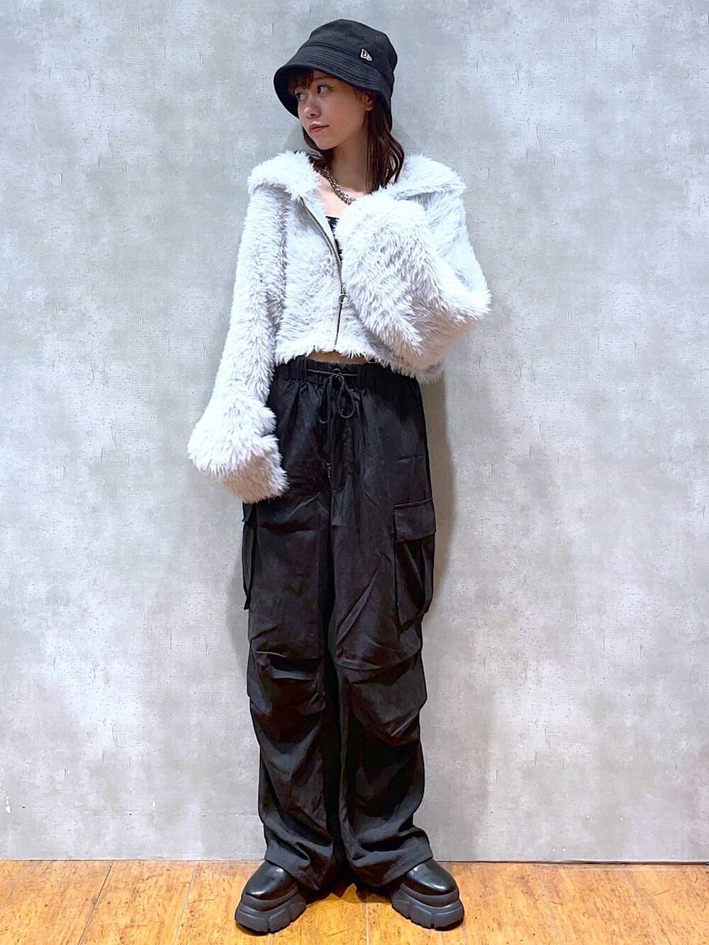 ブラック系のキャミソール、ブラック系のブーツ、ブラック系のカーゴパンツを着用したレディースの秋コーディネートの3枚目の写真