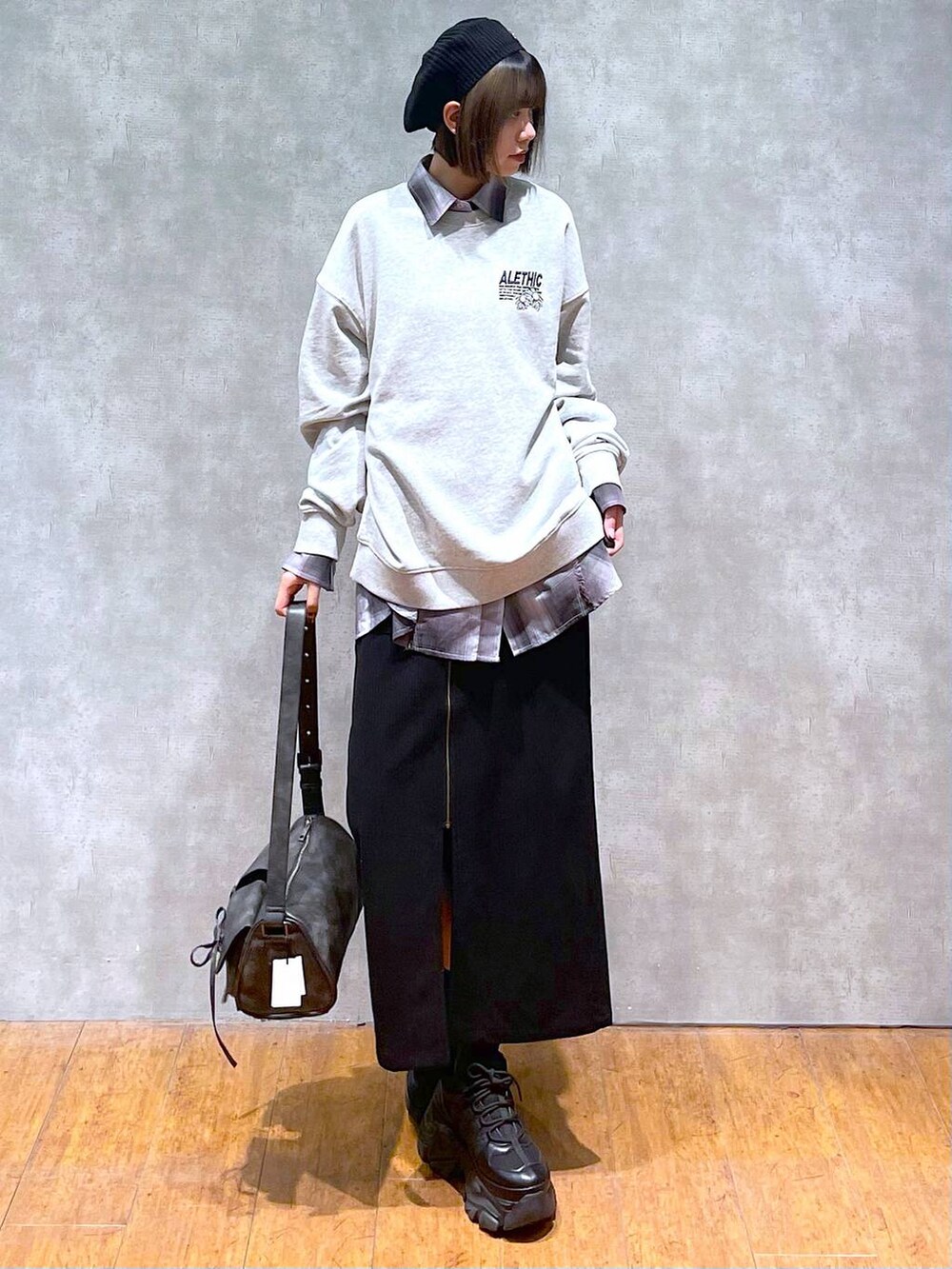 ブラック系のスニーカー、ブラック系のショルダーバッグ、グレー系のシャツ/ブラウスを着用したレディースの秋コーディネートの6枚目の写真