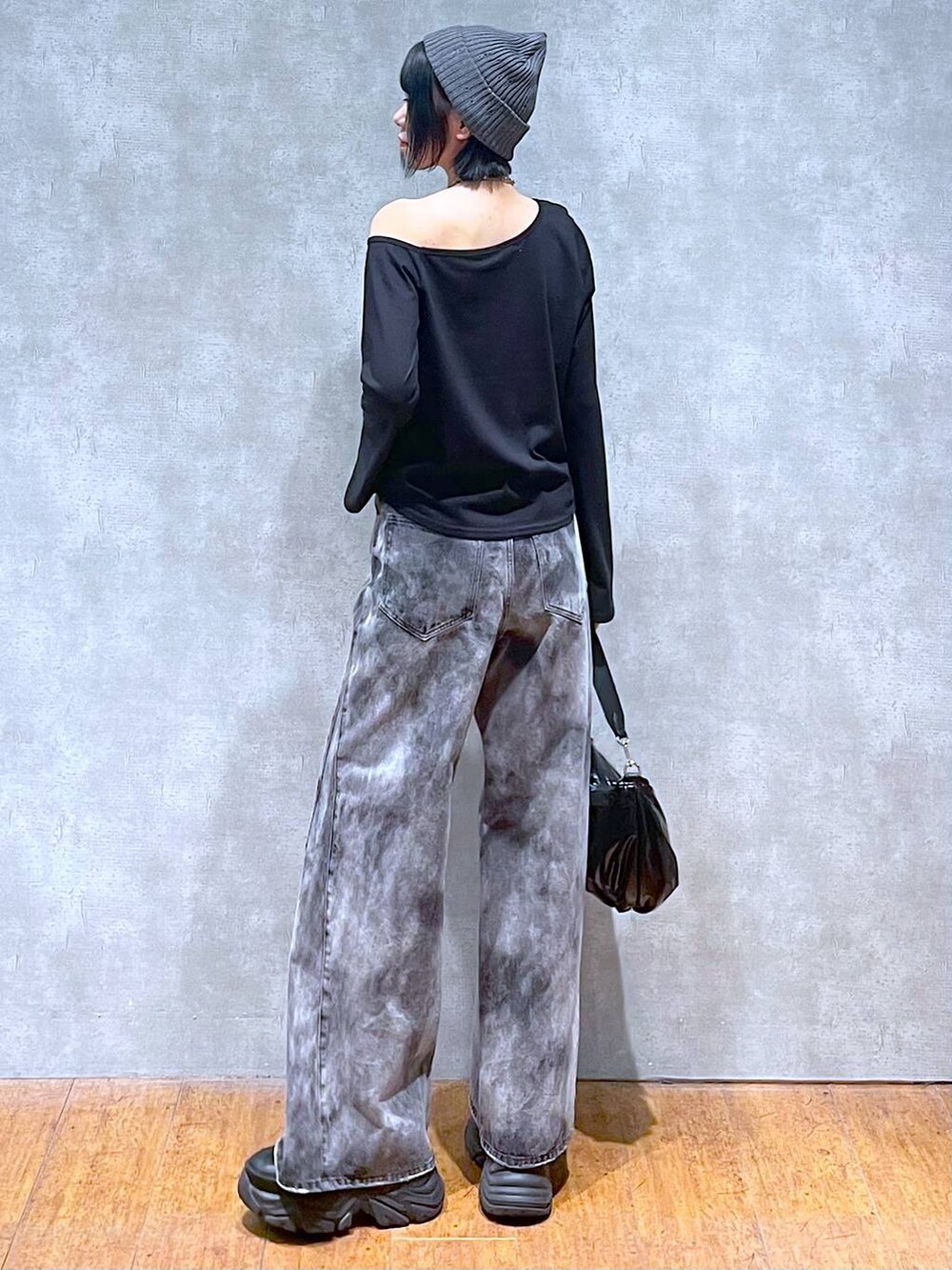 ブラック系のスニーカー、ブラック系のショルダーバッグ、ブラック系のデニムパンツを着用したレディースの夏コーディネートの6枚目の写真