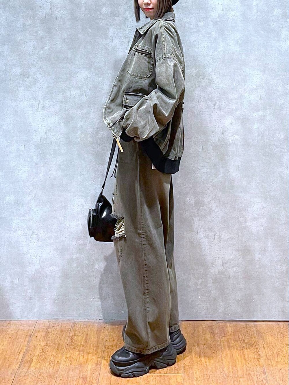 ブラック系のスニーカー、ブラック系のTシャツ/カットソー、ブラック系のブルゾンを着用したレディースの秋コーディネートの6枚目の写真