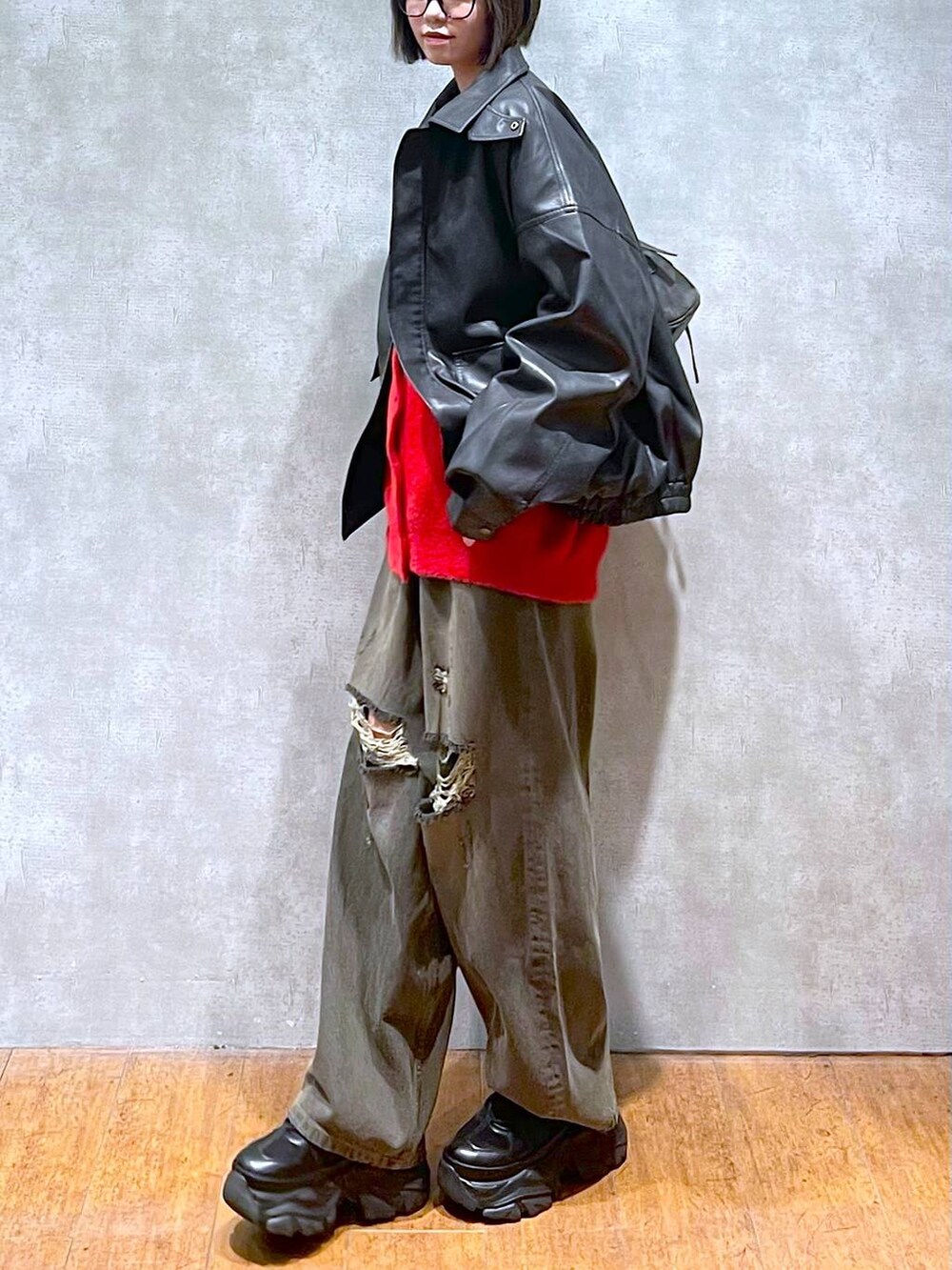 ブラック系のスニーカー、ブラック系のブルゾン、ブラック系のデニムパンツを着用したレディースの秋コーディネートの8枚目の写真