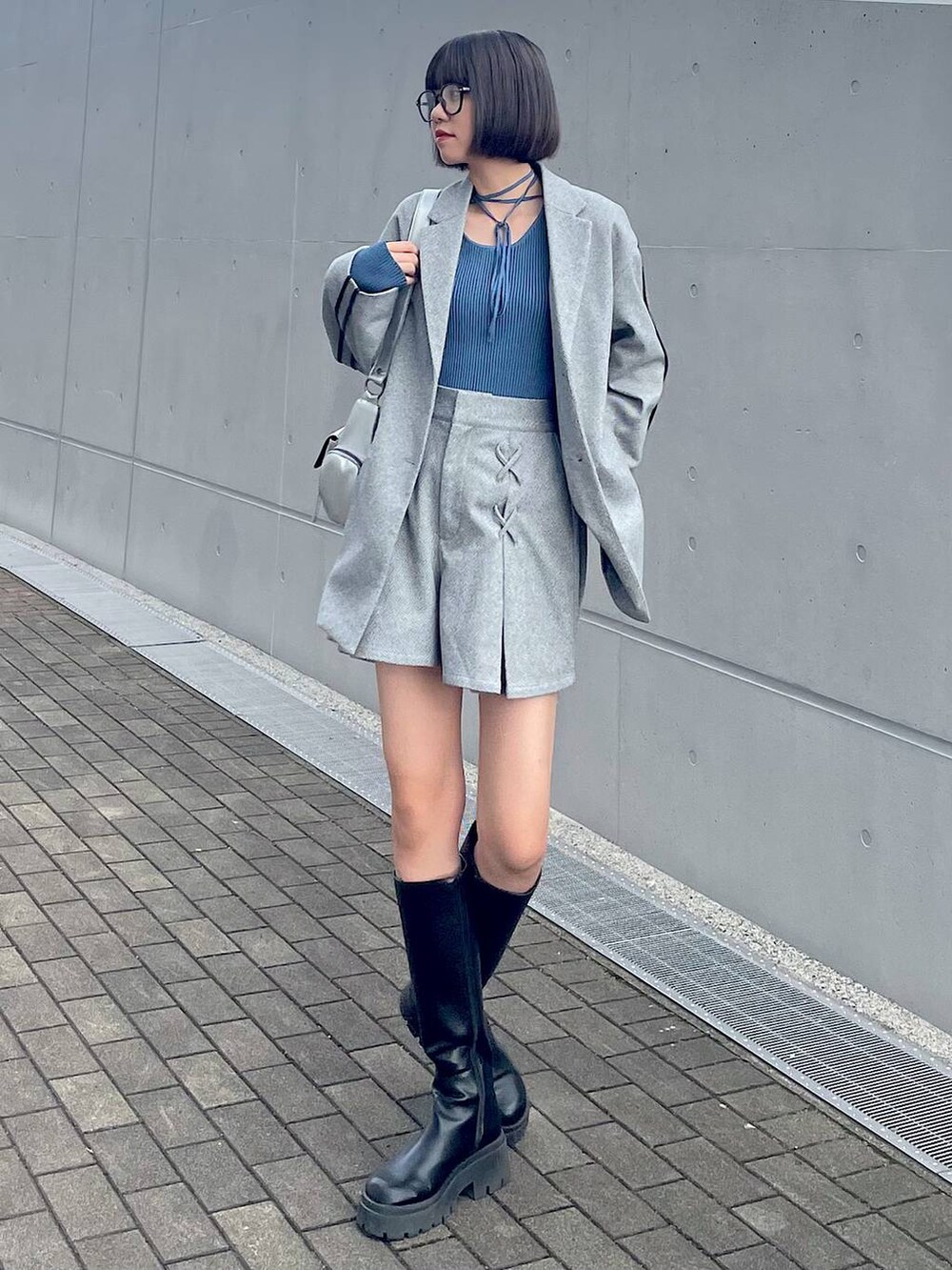 シルバー系のショルダーバッグ、ブラック系のその他パンツ、ブラック系のテーラードジャケットを着用したレディースの秋コーディネートの6枚目の写真