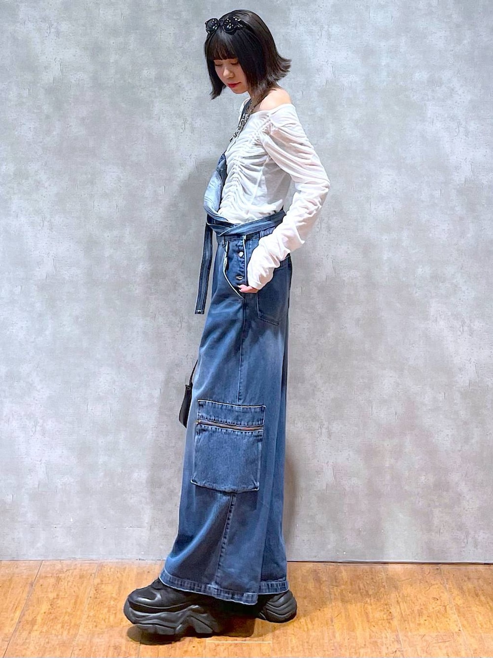 ブラック系のスニーカー、ブラック系のハンドバッグ、ブルー系のサロペット/オーバーオールを着用したレディースの夏コーディネートの4枚目の写真