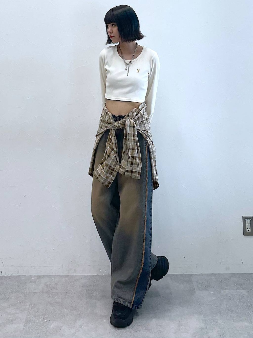 ブラック系のスニーカー、ブラウン系のシャツ/ブラウス、ブルー系のデニムパンツを着用したレディースの夏コーディネートの5枚目の写真