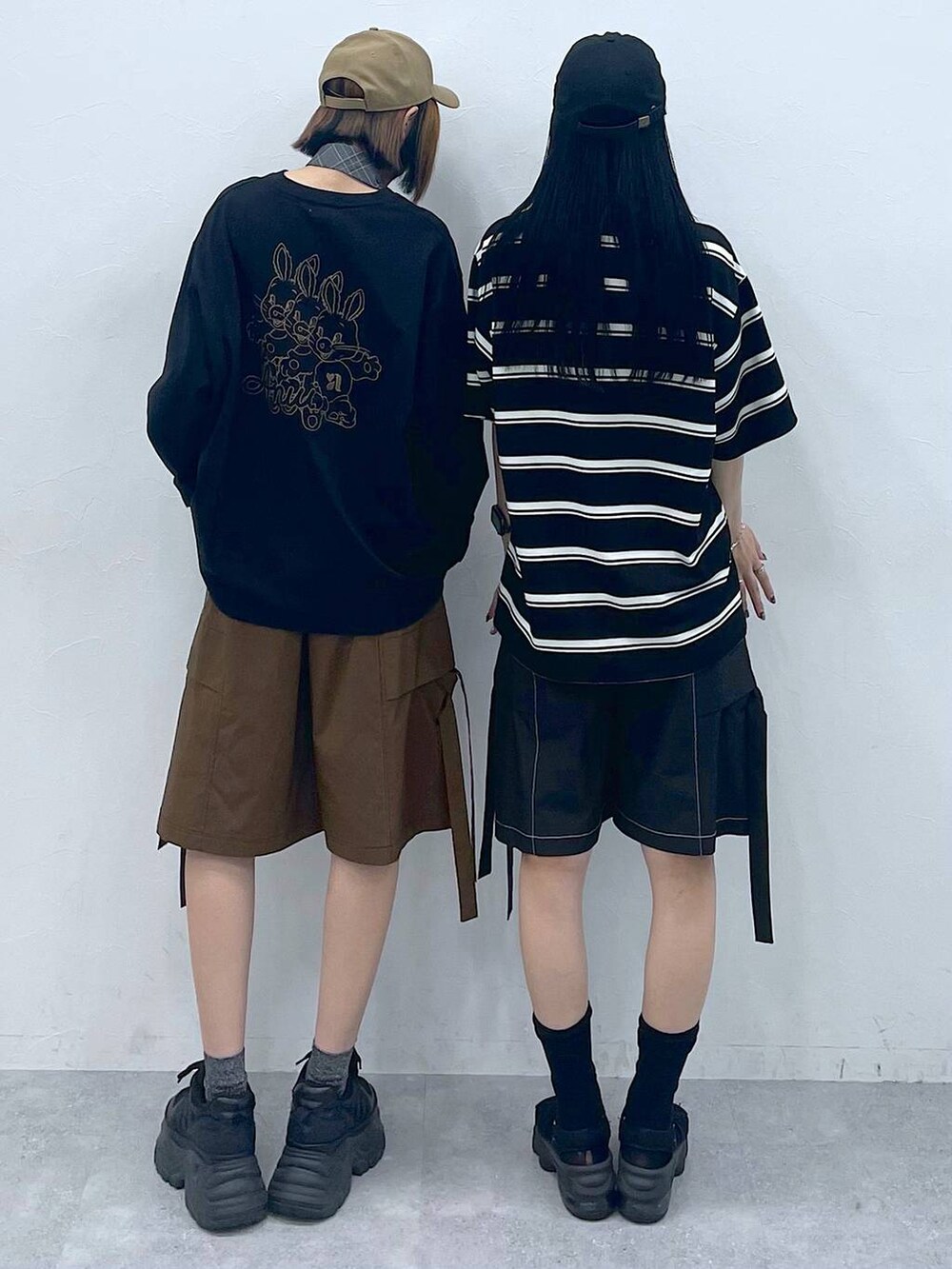 ブラック系のスニーカー、グレー系のネクタイ、ブラウン系のカーゴパンツを着用したレディースの夏コーディネートの6枚目の写真