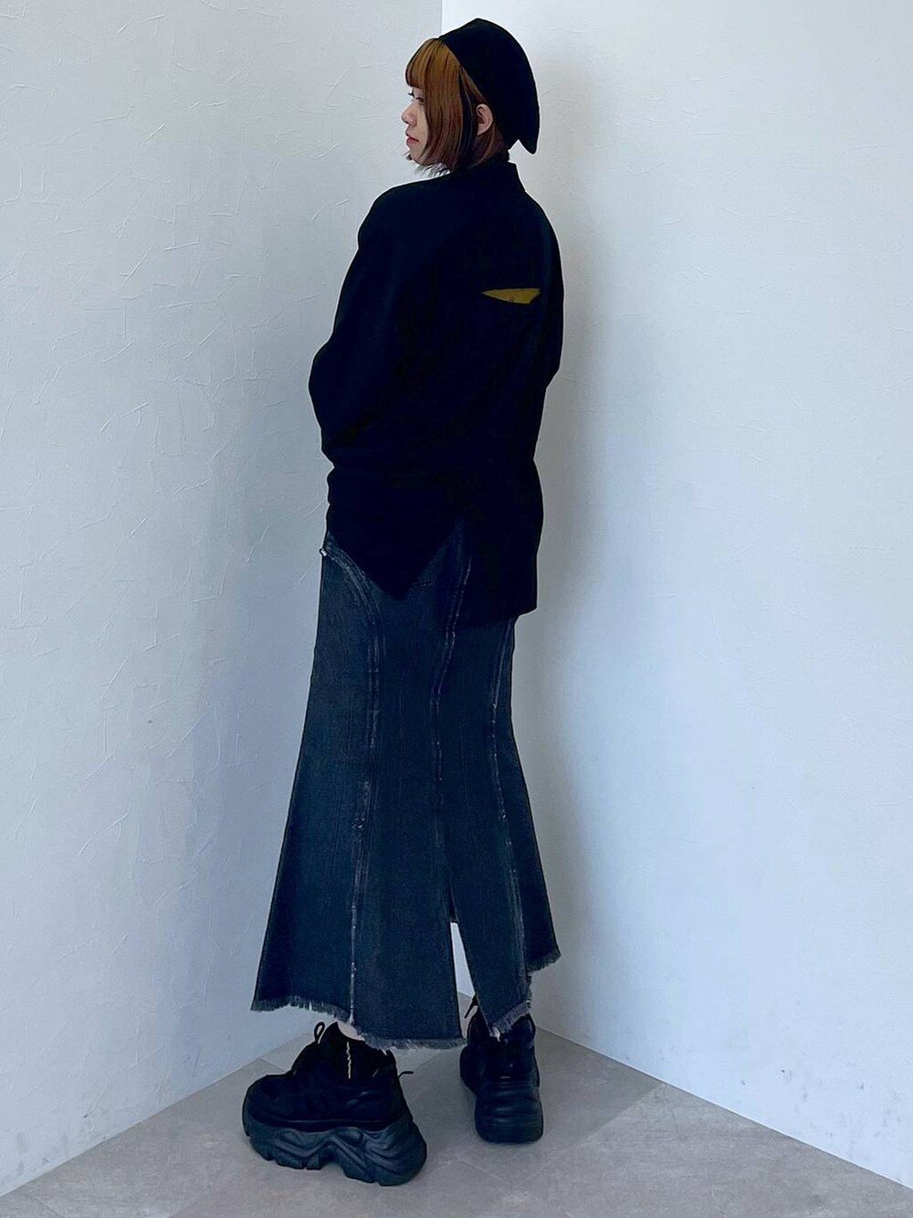 ブラック系のスニーカー、ブラック系のデニムスカート、イエロー系のTシャツ/カットソーを着用したレディースの夏コーディネートの7枚目の写真